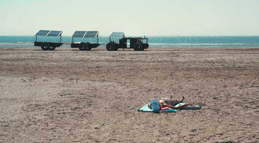 Burning sand, lukewarm seawater and people in airy swimsuits; a complete different atmosphere than we’re preparing for at Clean2 Antarctica. On a tropical summerday on the wide beach of IJmuiden people were startled by a strange vehicle: the Solar Voyager. 